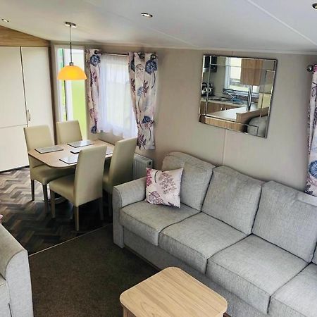 3 Bedroom Beautiful Caravan At Sand Le Mere Holiday Village Tunstall  Exterior photo