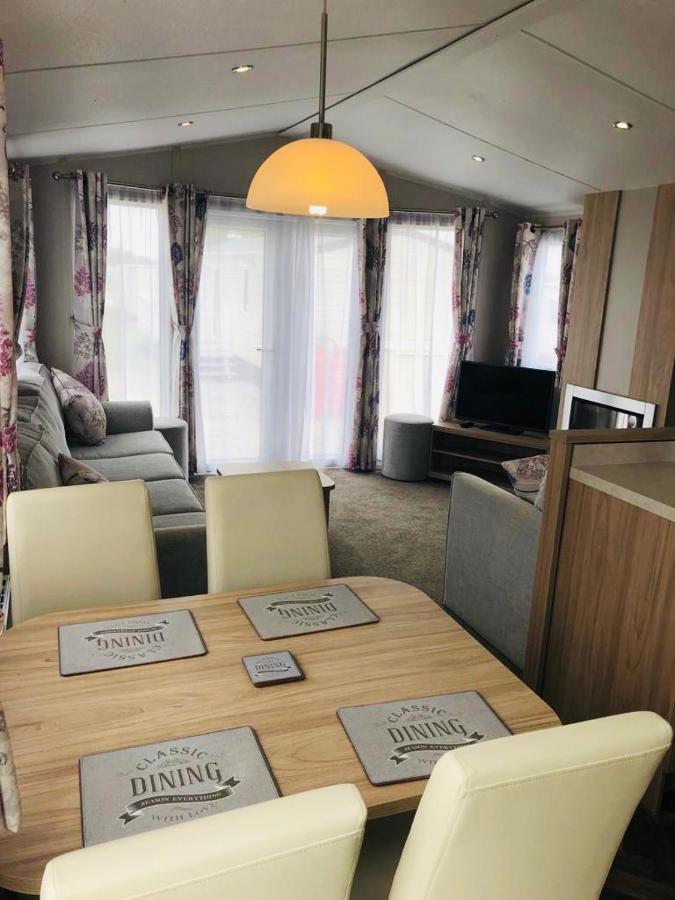 3 Bedroom Beautiful Caravan At Sand Le Mere Holiday Village Tunstall  Exterior photo