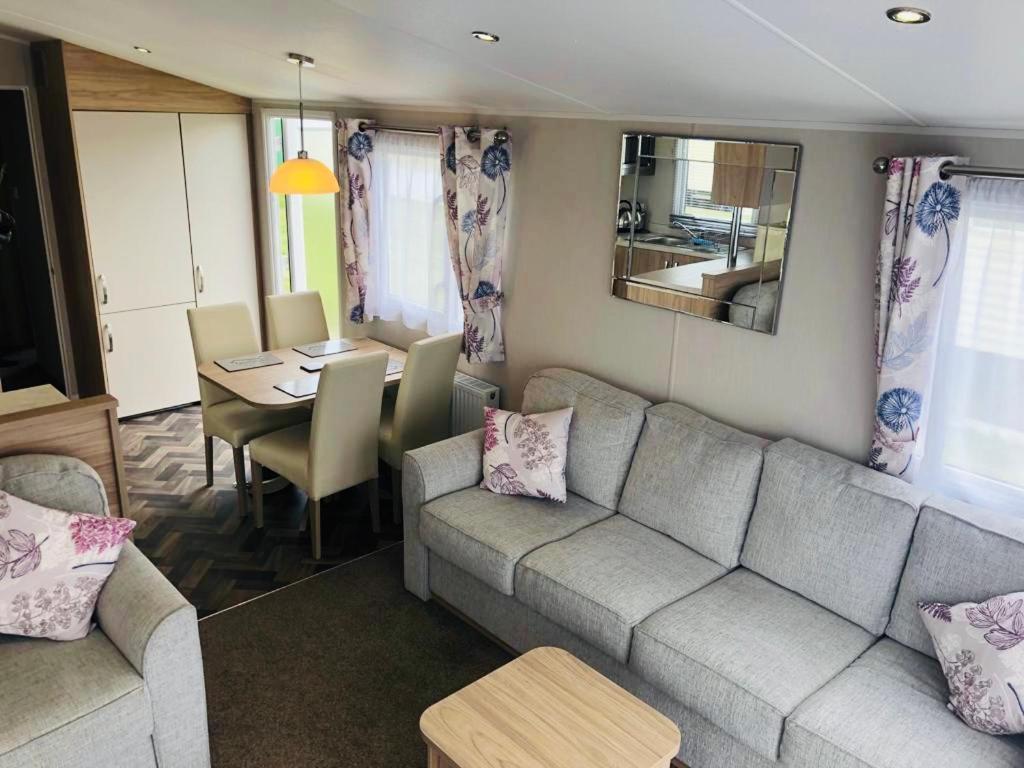 3 Bedroom Beautiful Caravan At Sand Le Mere Holiday Village Tunstall  Exterior photo